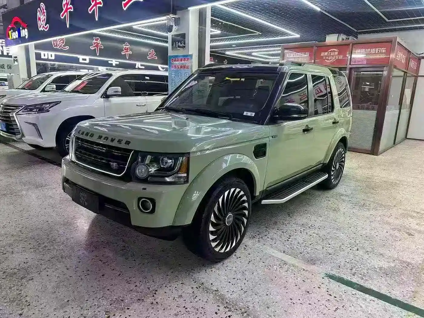 Land Rover Discovery 2015 3.0 SC V6 SE фото 3