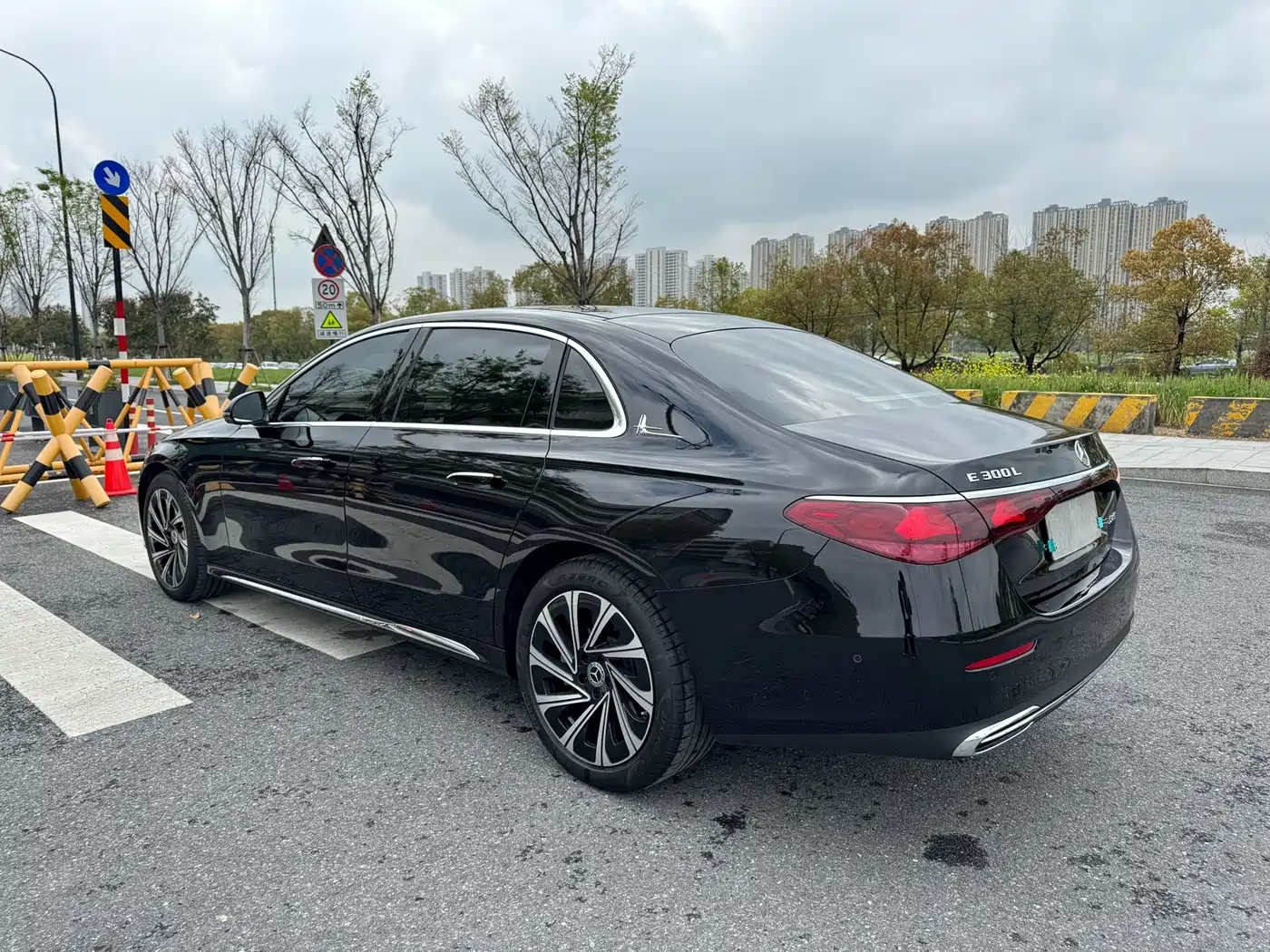 Mercedes-Benz E-Class 2024 Model E 300 L Luxury фото 6