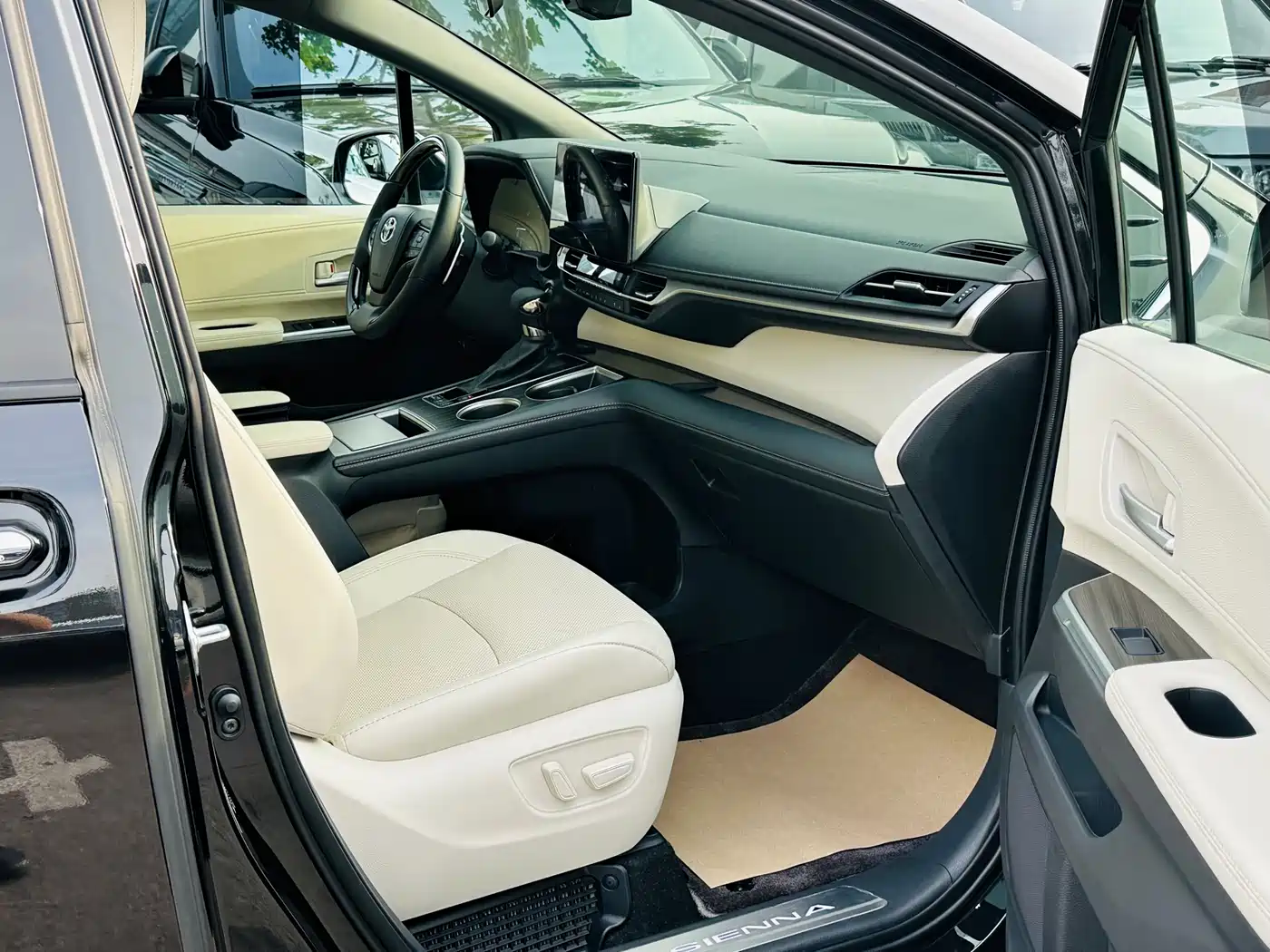 Toyota Sienna 2024 2.5L Hybrid 4WD Premium Edition фото 25