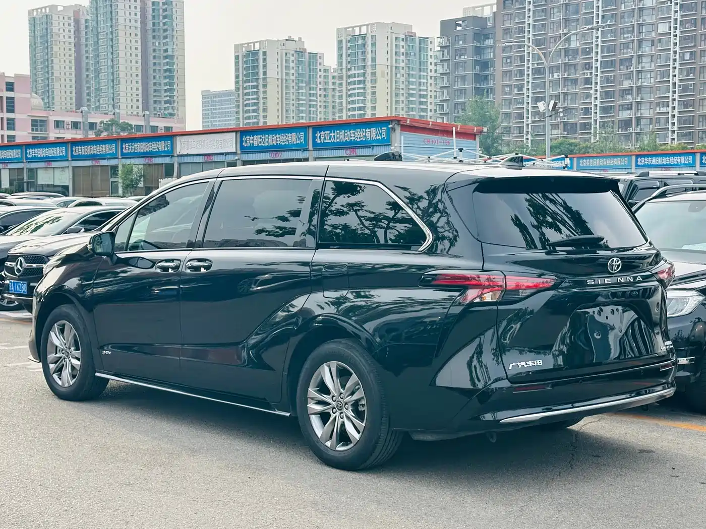 Toyota Sienna 2024 2.5L Hybrid 4WD Premium Edition фото 6