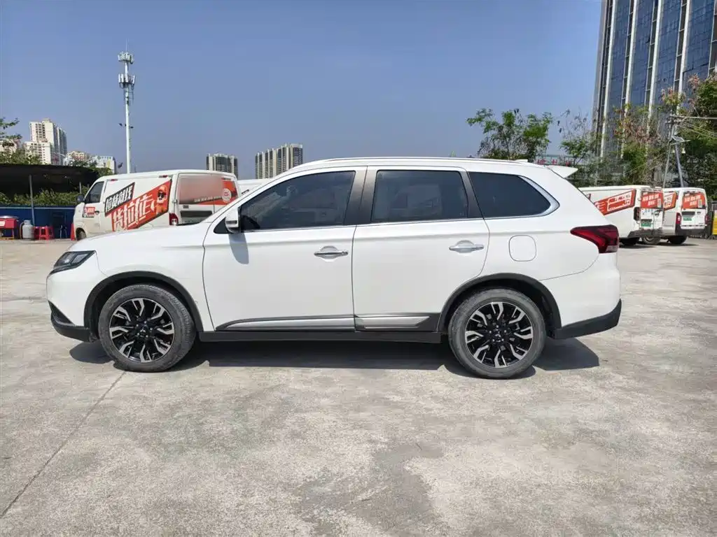 MITSUBISHI OUTLANDER