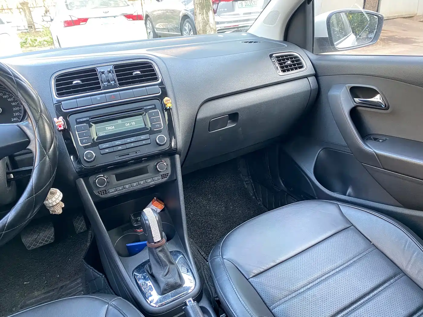Volkswagen Polo 2011 1.6L Automatic Cool Edition фото 12