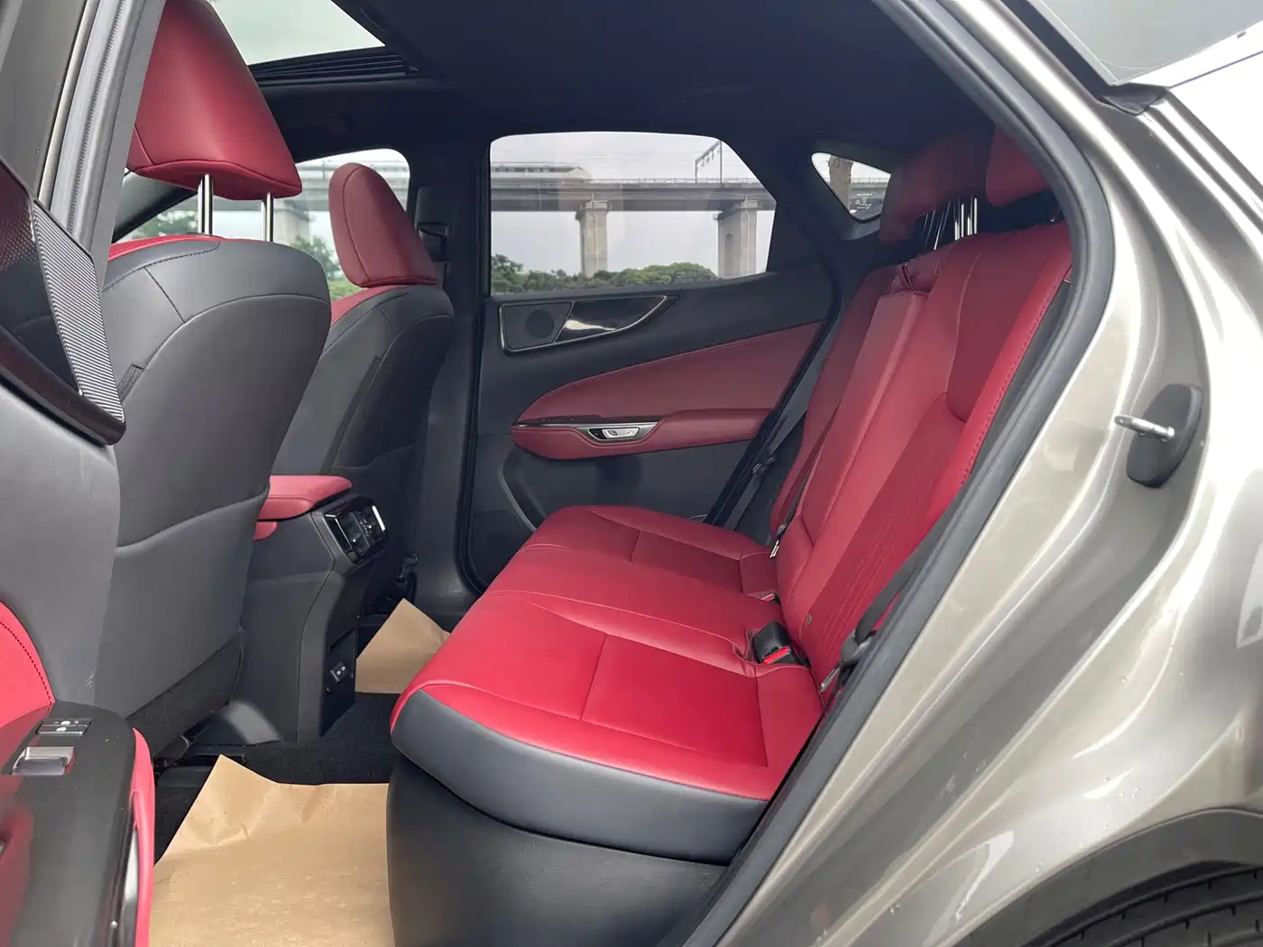Lexus NX 2022 350h FWD Joy Creation Edition фото 28