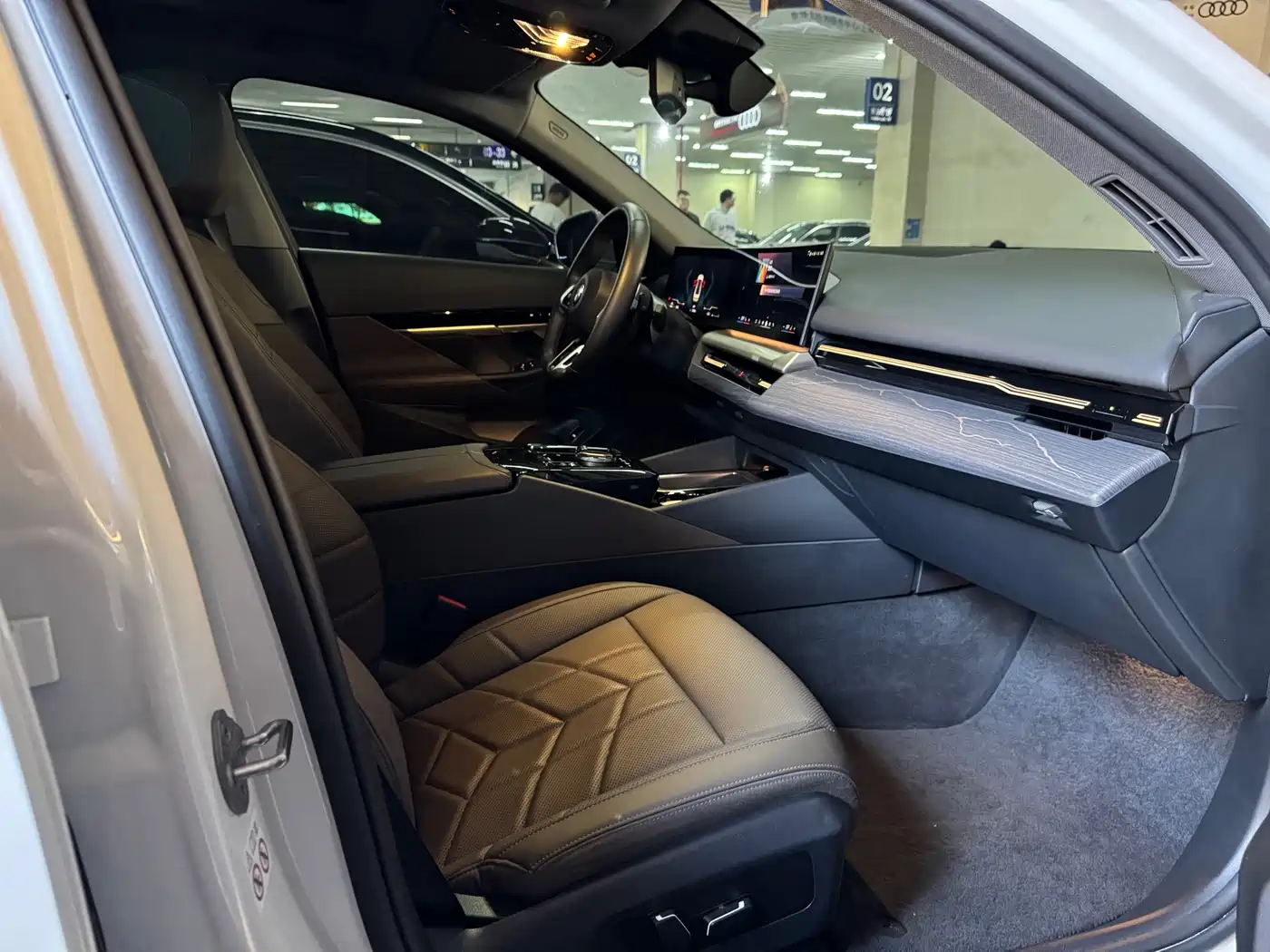 BMW 5 Series 2024 525Li M Sport Package фото 9