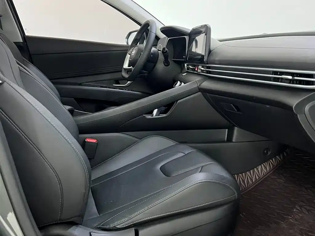 Hyundai Elantra 2023 1.5L CVT GLX Elite Edition фото 11