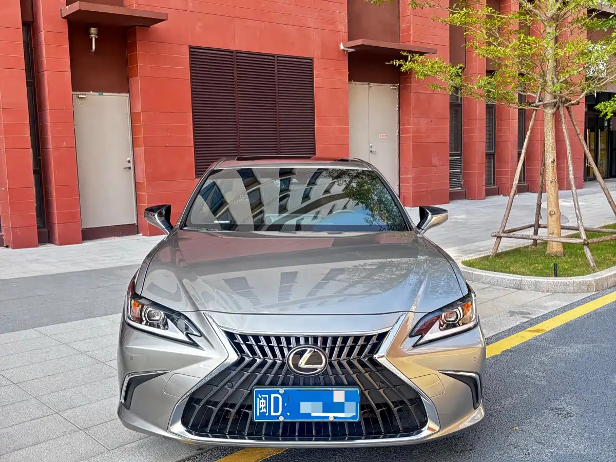 Фото 2 - Lexus ES