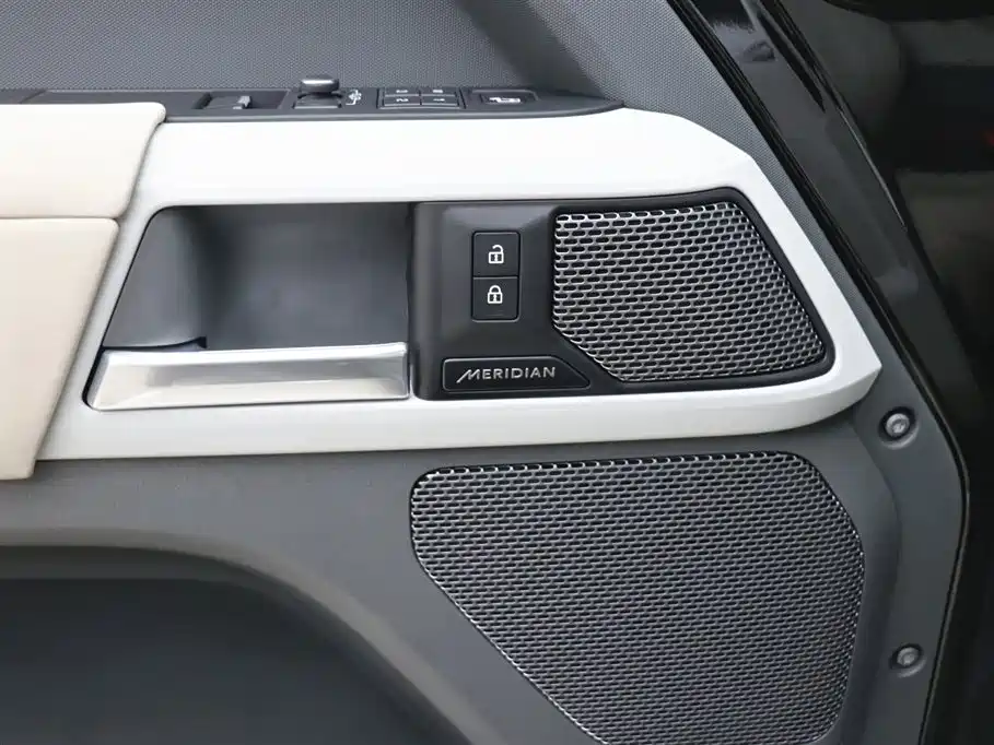 Land Rover Defender 2023 Model 90 3.0T P400 XS фото 11