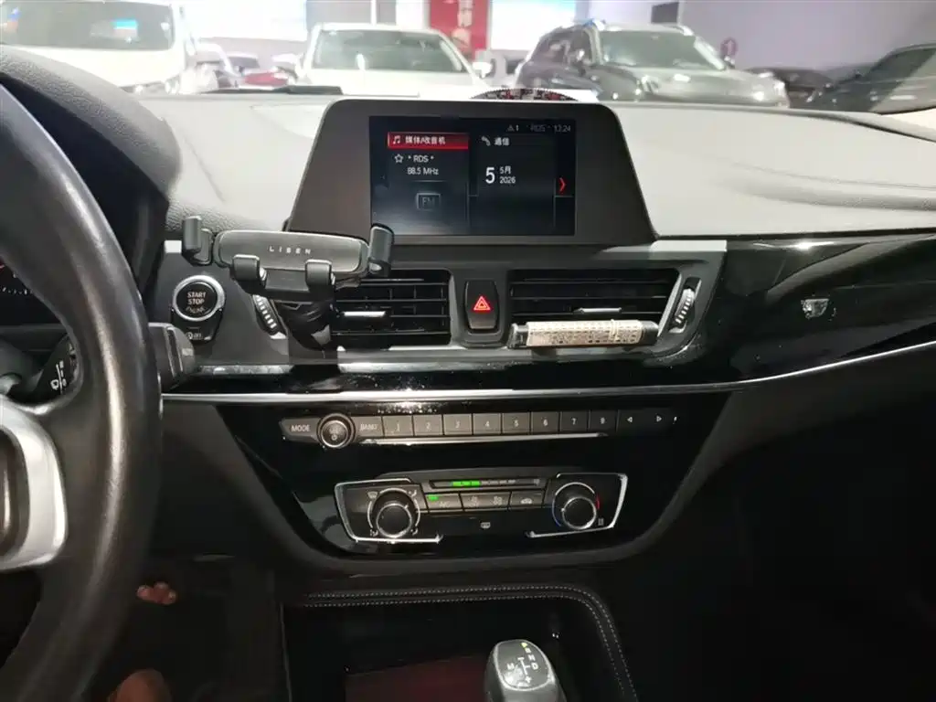 BMW 1 Series 2018 118i Sport Edition фото 13