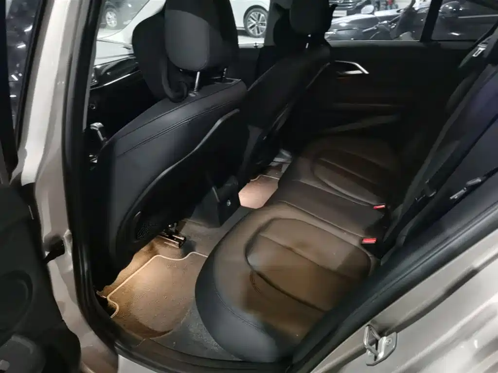 BMW 1 Series 2018 118i Sport Edition фото 17