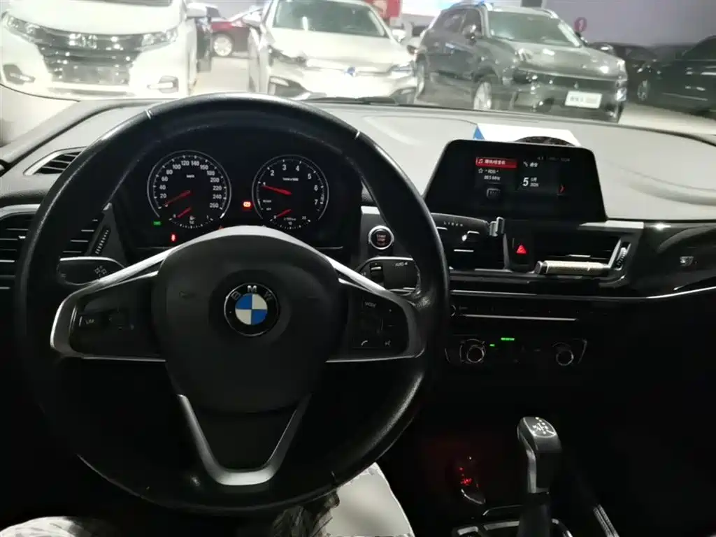 BMW 1 Series 2018 118i Sport Edition фото 10