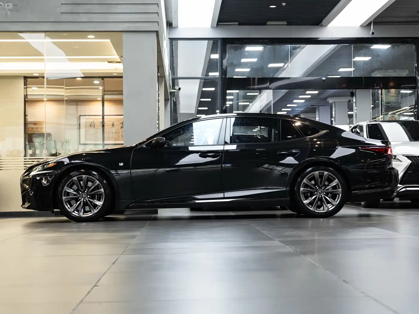 Lexus LS 2018 500h F SPORT China V фото 4