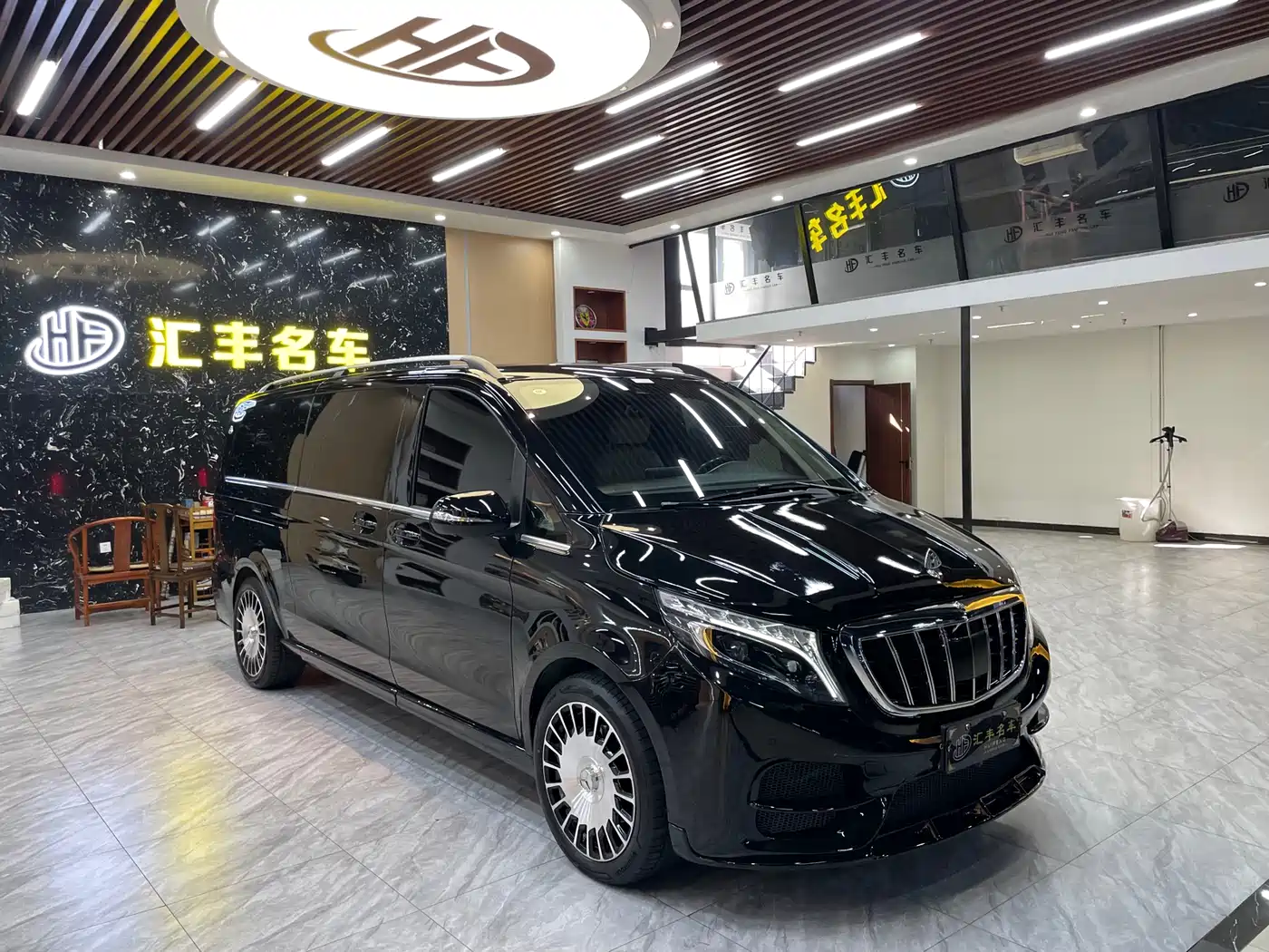 Mercedes-Benz V-Class 2018 V 260 L Premium Long Wheelbase Edition China VI фото 3