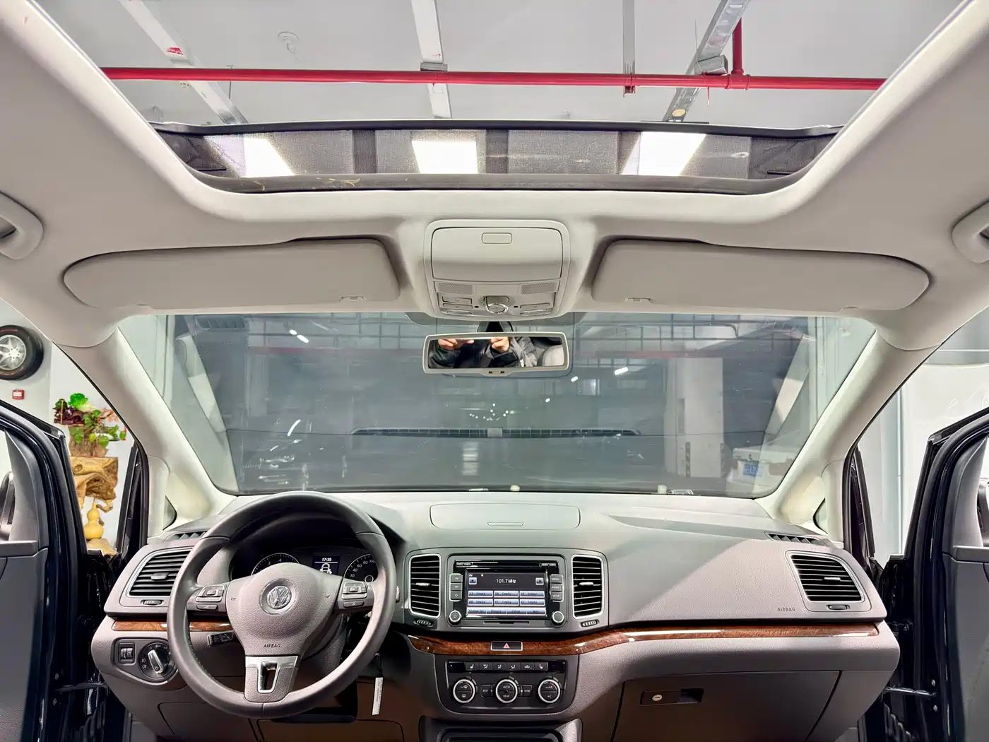 Volkswagen Sharan 2014 2.0TSI Comfort фото 9
