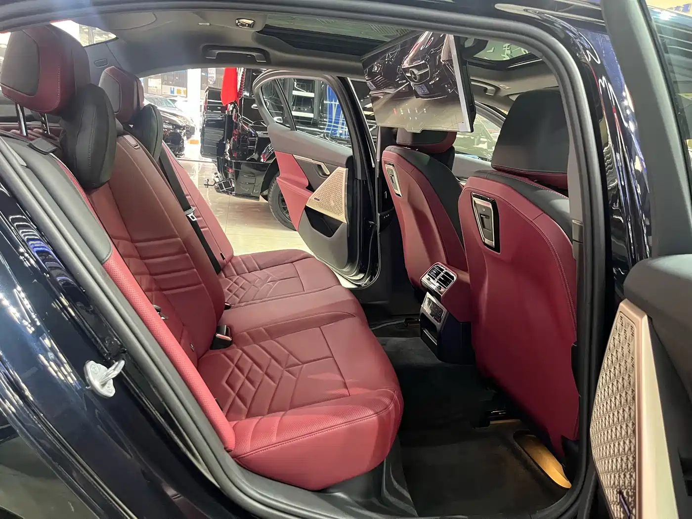 BMW 5 Series 2025 530Li Premium M Sport Package фото 24