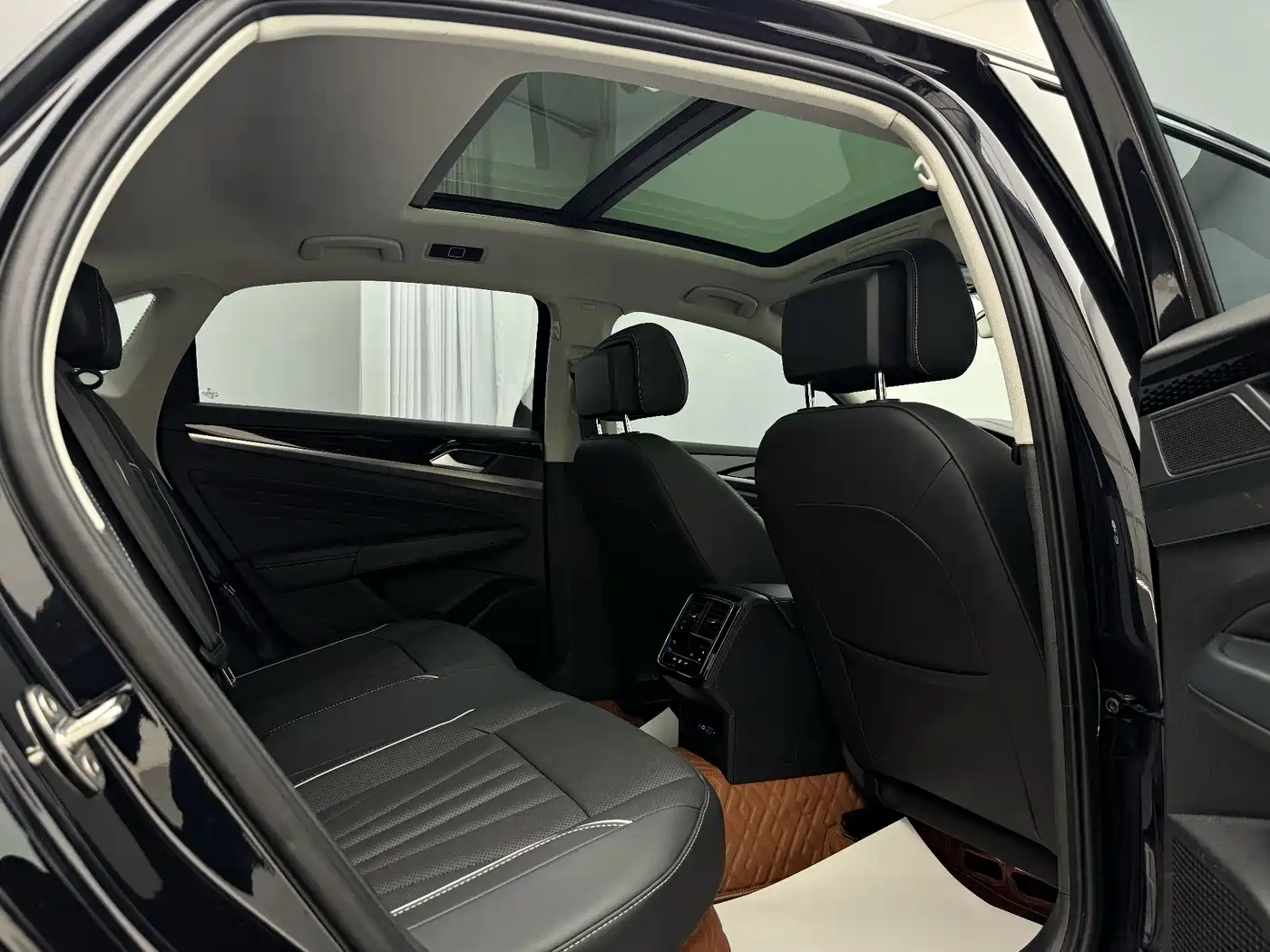 Volkswagen Passat 2024 330TSI Starlight Elite Edition фото 18