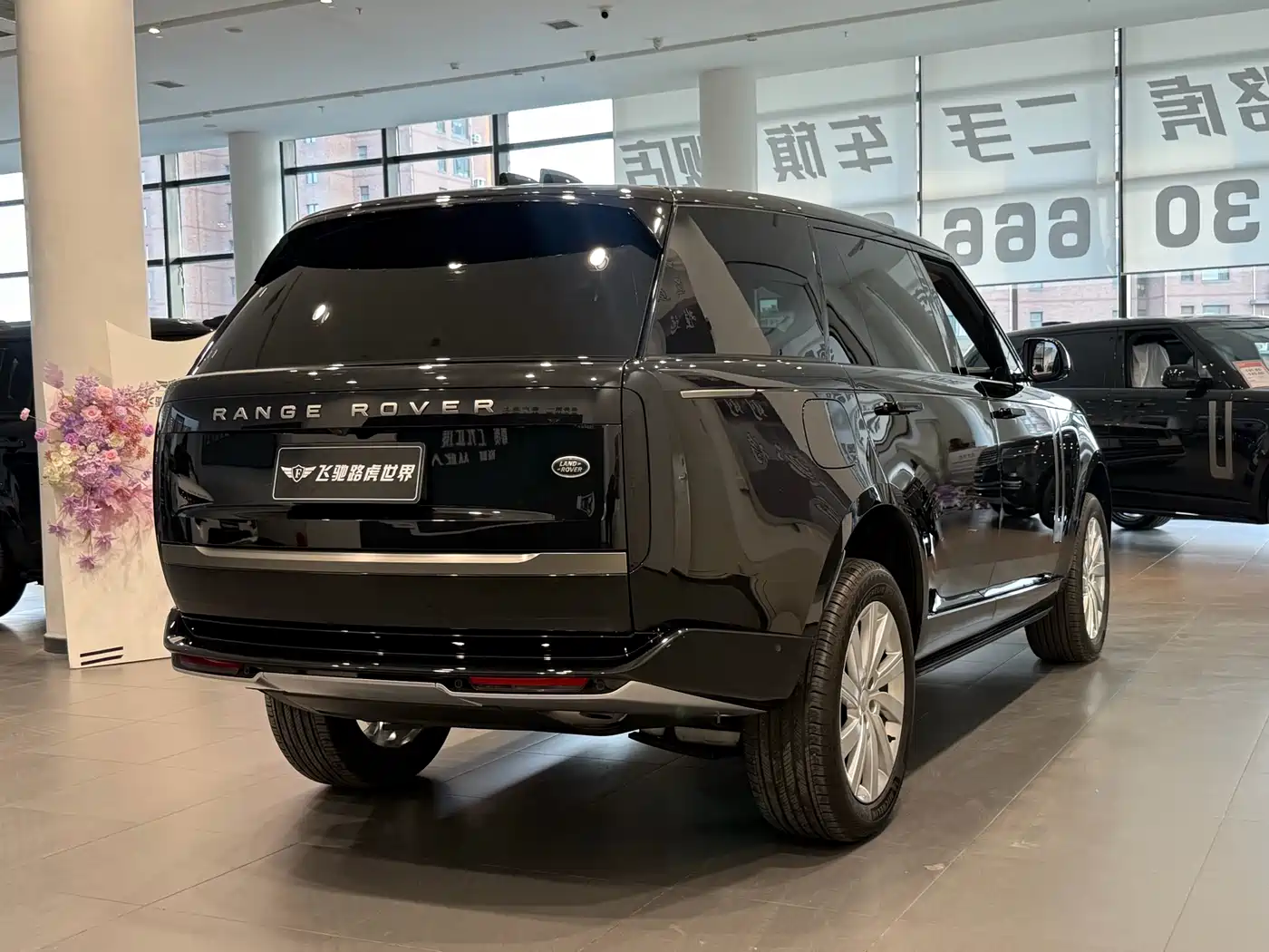 Land Rover Range Rover 2024 3.0 L6 400PS Golden Age Extended 7-Seater фото 23