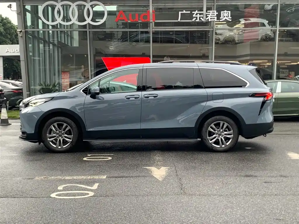 Toyota Sienna 2024 2.5L Hybrid Comfort Edition фото 3