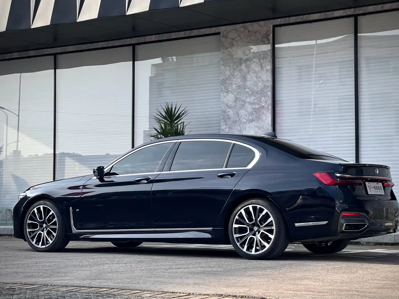 BMW 7 Series 2021 Model 740Li Leading M Sport Package фото 5