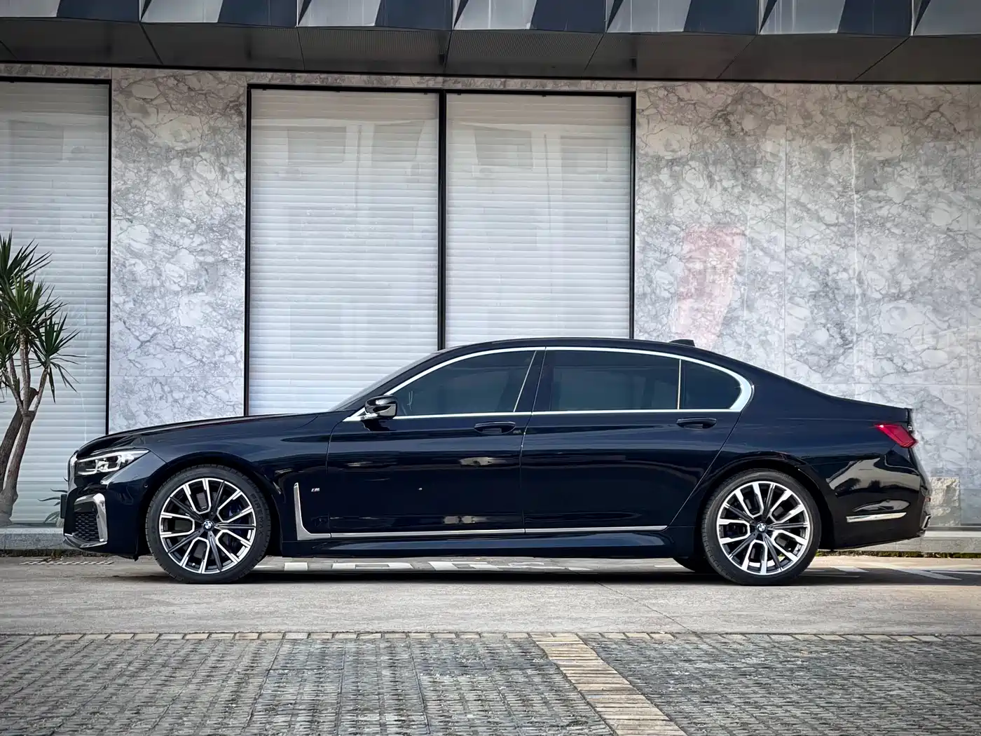 BMW 7 Series 2021 Model 740Li Leading M Sport Package фото 6