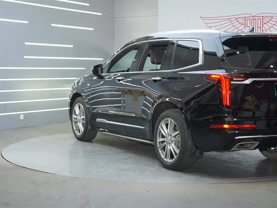 CADILLAC XT6