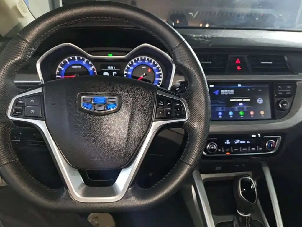 Фото 10 - Geely Vision X3
