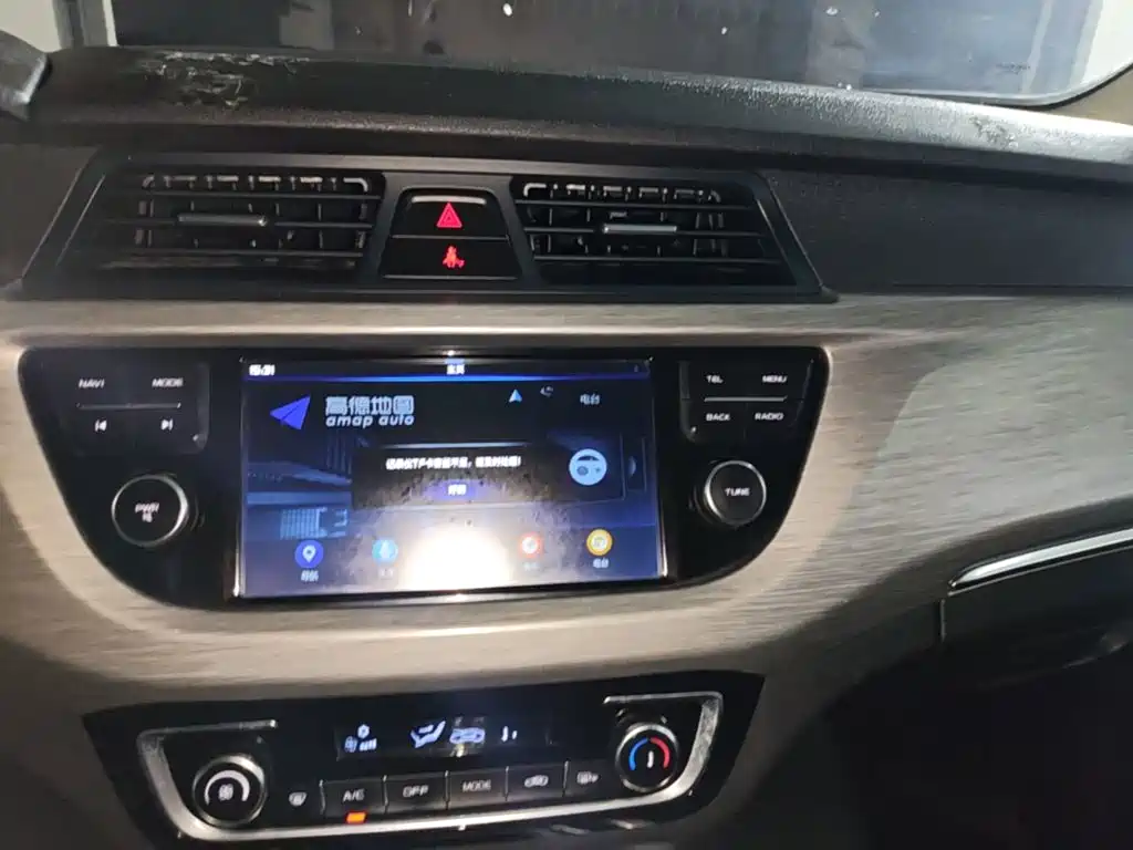Фото 13 - Geely Vision X3