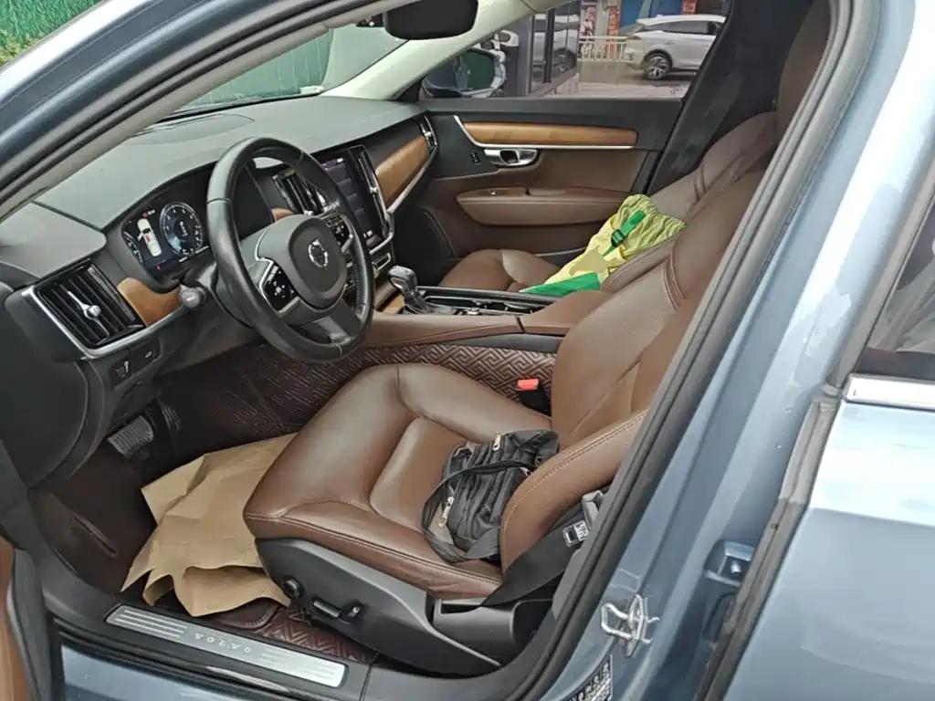 Фото 15 - Volvo S90
