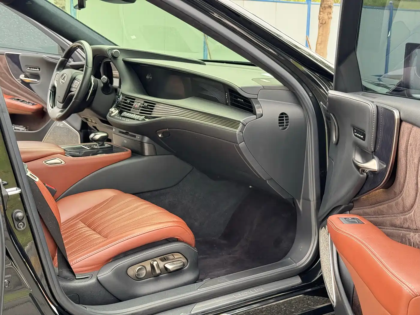 Lexus LS 2018 500h Executive Edition China V фото 9