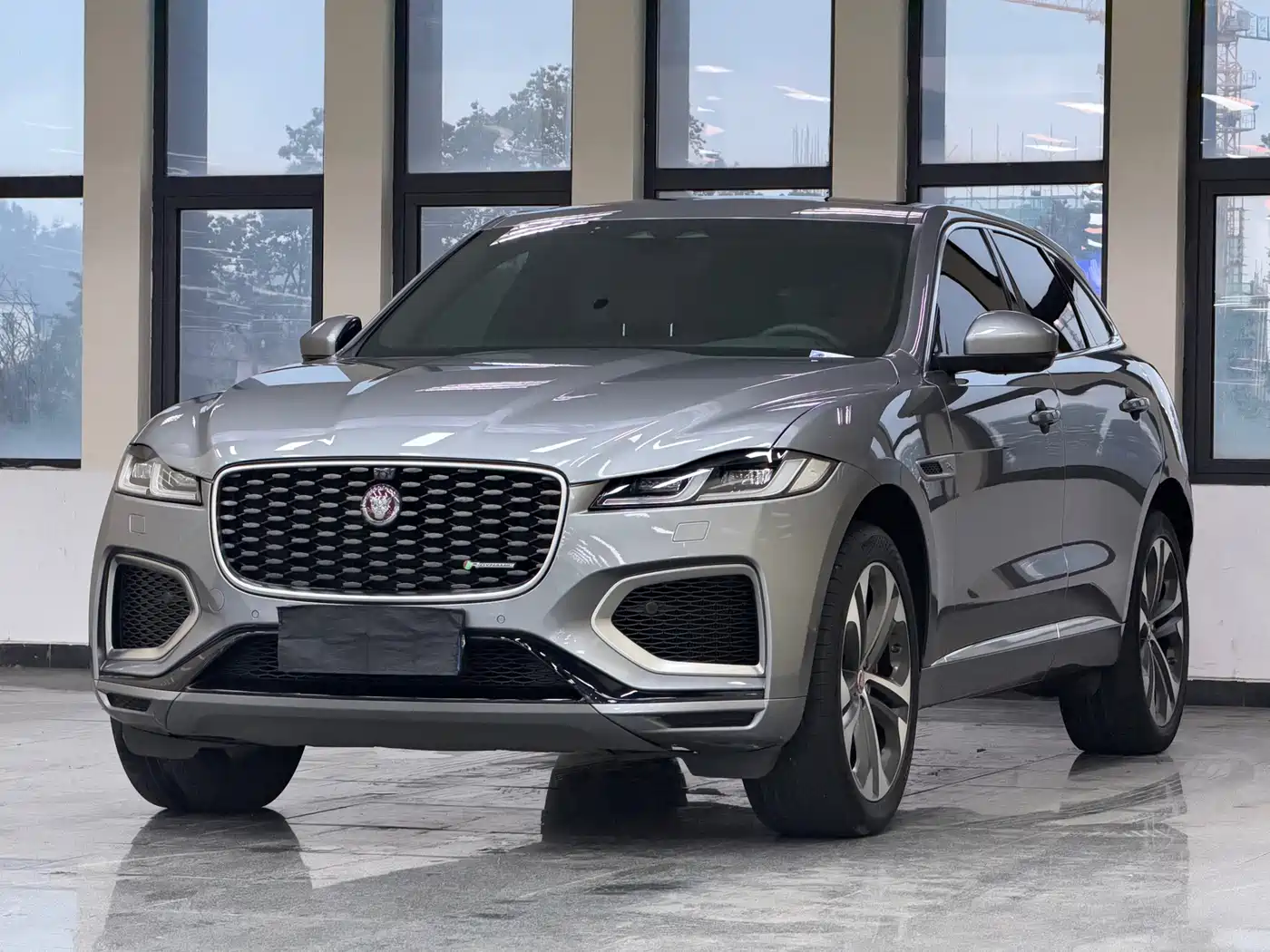 Фото 1 - Jaguar F-PACE