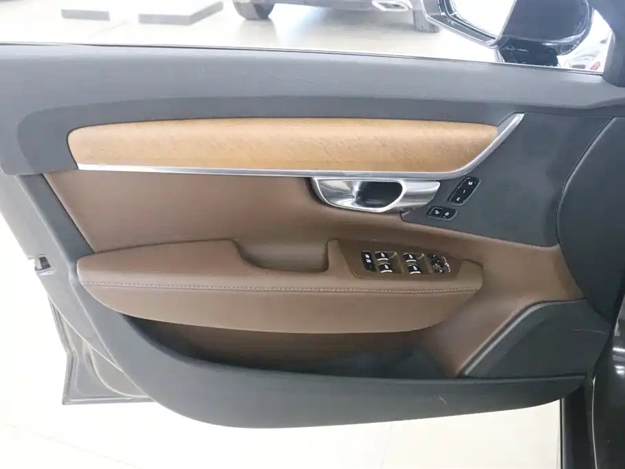 Фото 11 - Volvo S90