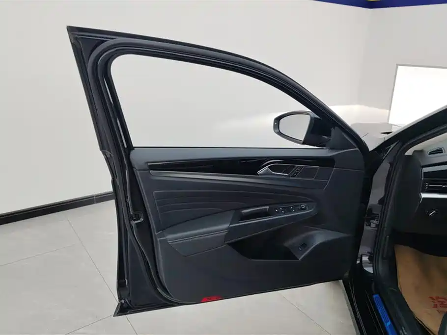 Volkswagen Passat 2022 330TSI Luxury Edition фото 7