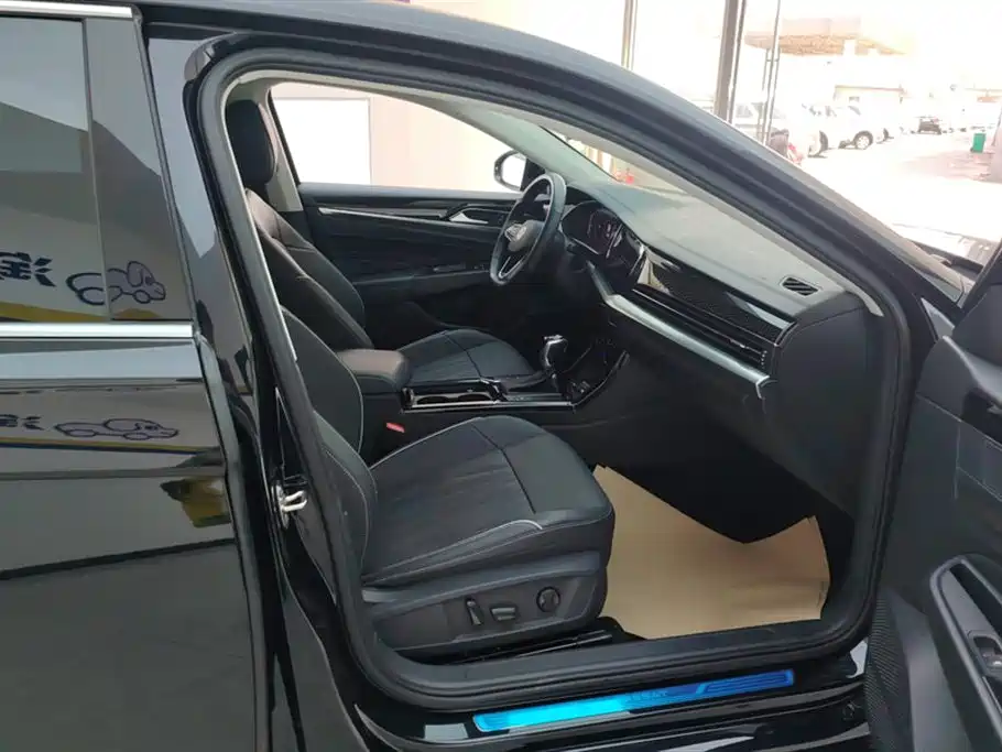 Volkswagen Passat 2022 330TSI Luxury Edition фото 8