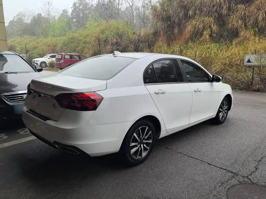 Фото 5 - Geely Emgrand