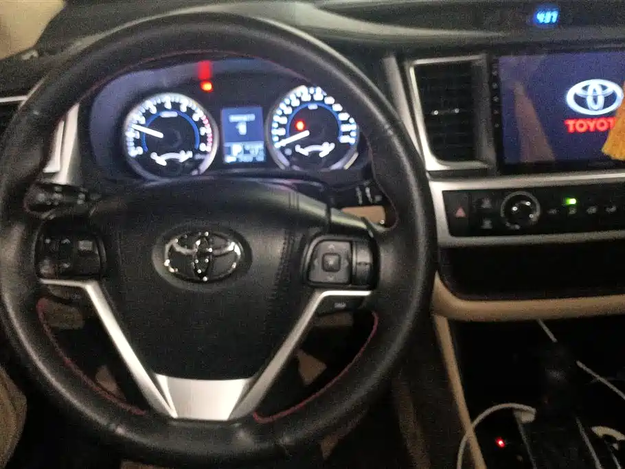 TOYOTA HIGHLANDER