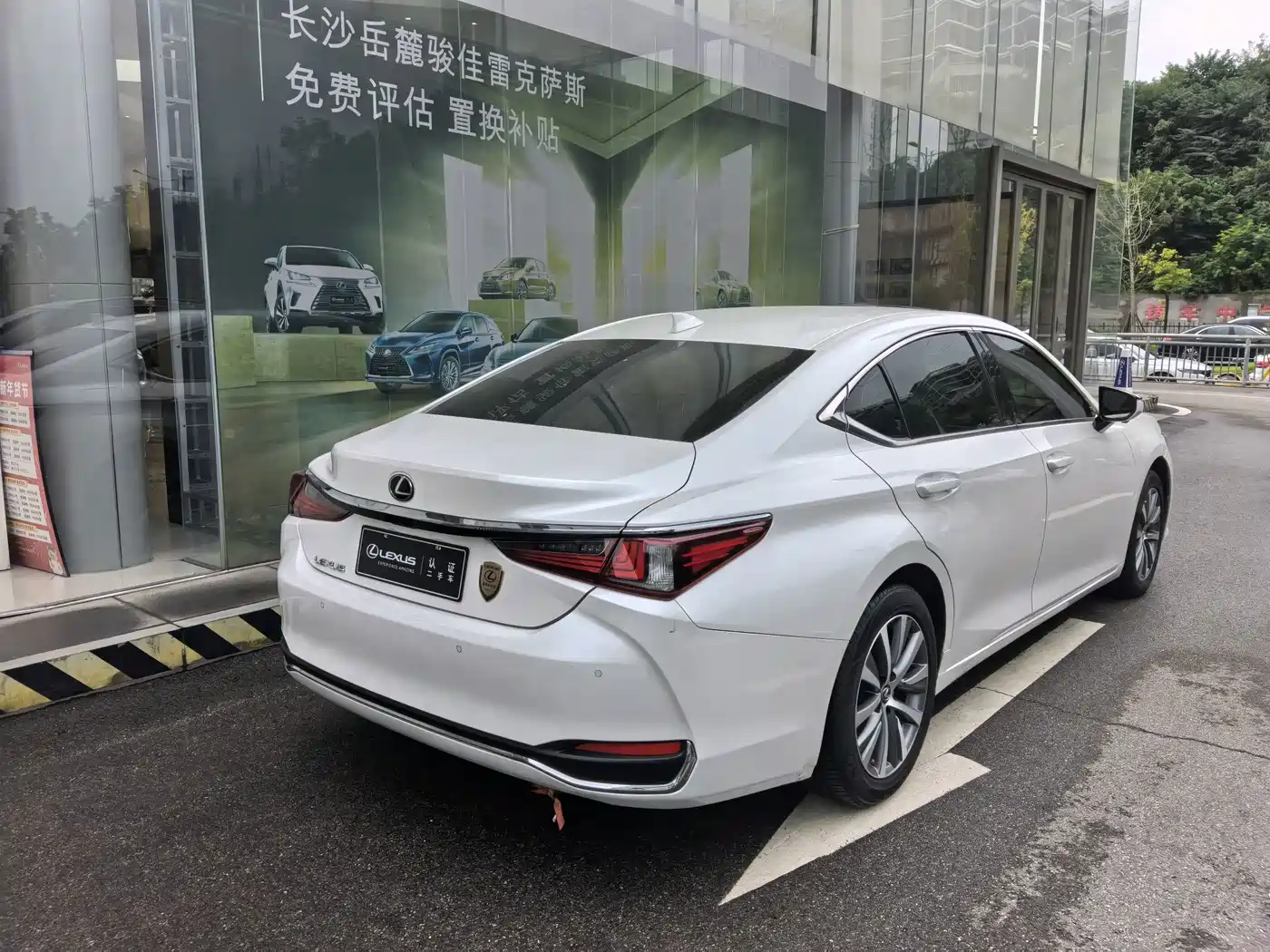 Фото 9 - Lexus ES