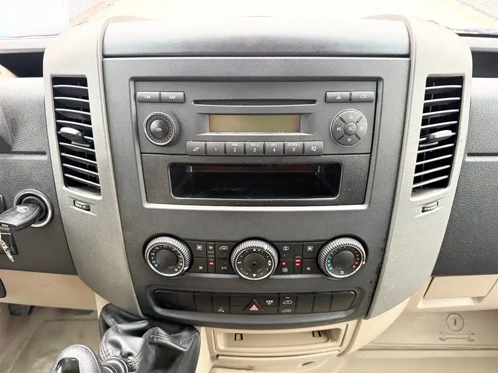 Mercedes-Benz Sprinter 2012 Model 2.1T Premium Tour Long Wheelbase фото 11
