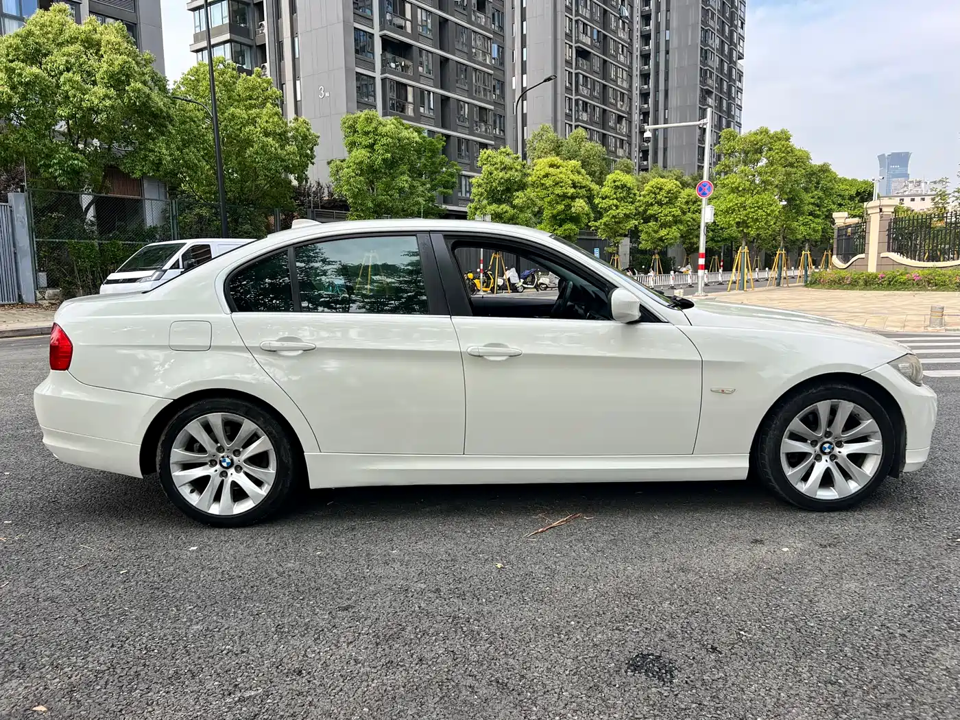 BMW 3 Series 2012 320i Luxury фото 4