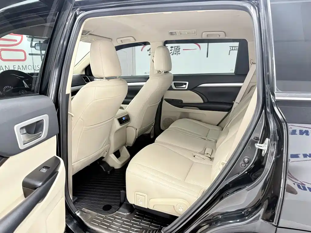 Фото 10 - Toyota Highlander