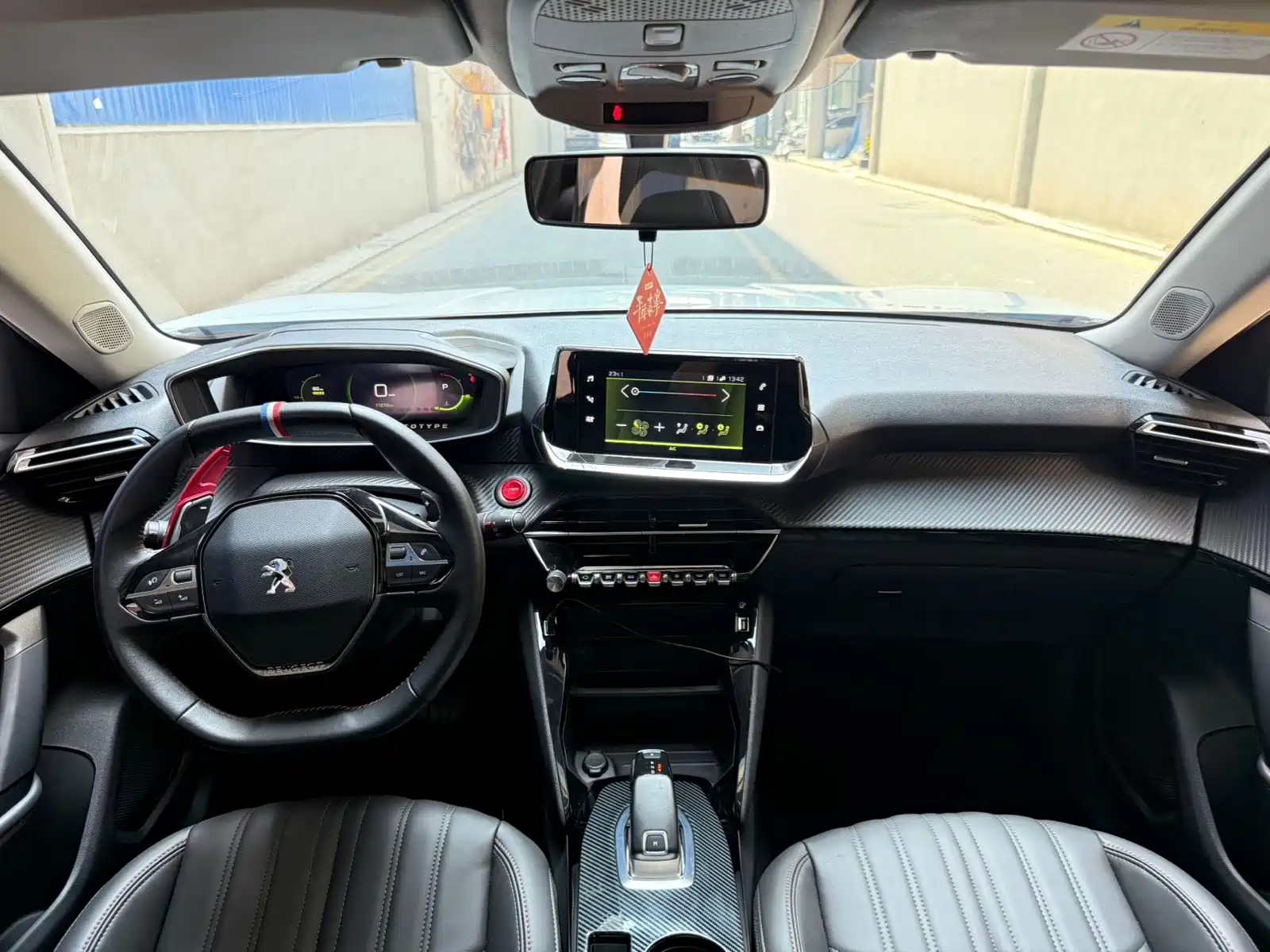 Фото 8 - Peugeot 2008