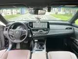 Photo 8 - Lexus ES