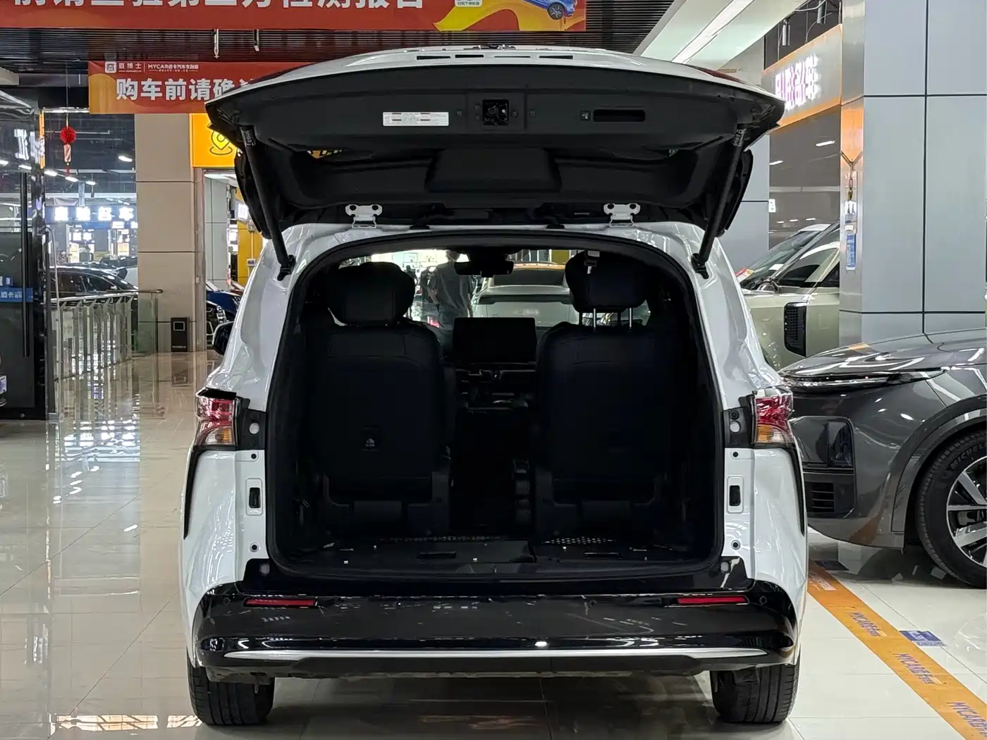 Toyota Sienna 2024 2.5L Hybrid 4WD Premium Edition фото 6