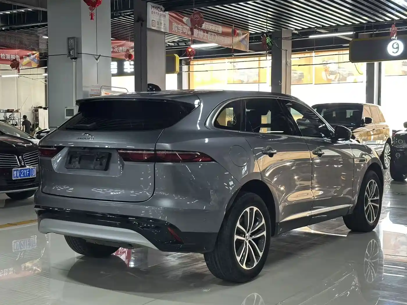 Фото 9 - Jaguar F-PACE