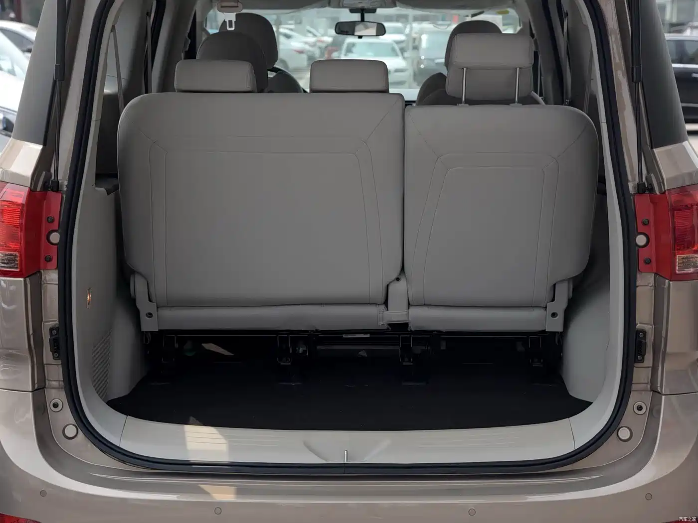 SAIC Maxus Maxus G10 2016 2.0T Automatic Elite фото 9
