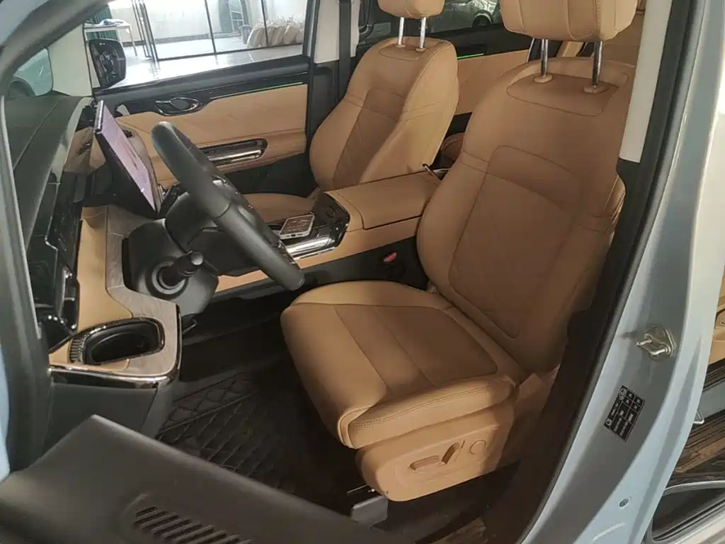 صورة 15 - GAC Trumpchi Trumpchi E8 NEV