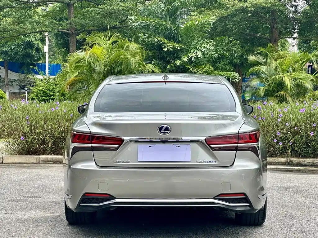 Фото 5 - Lexus LS