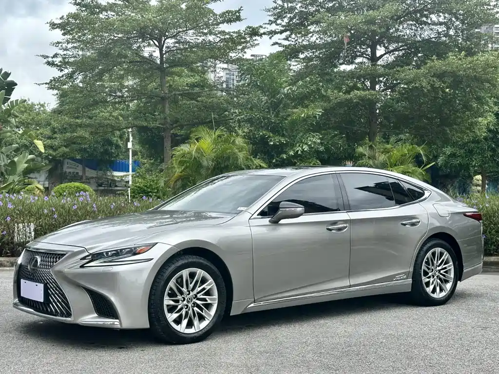 Фото 1 - Lexus LS