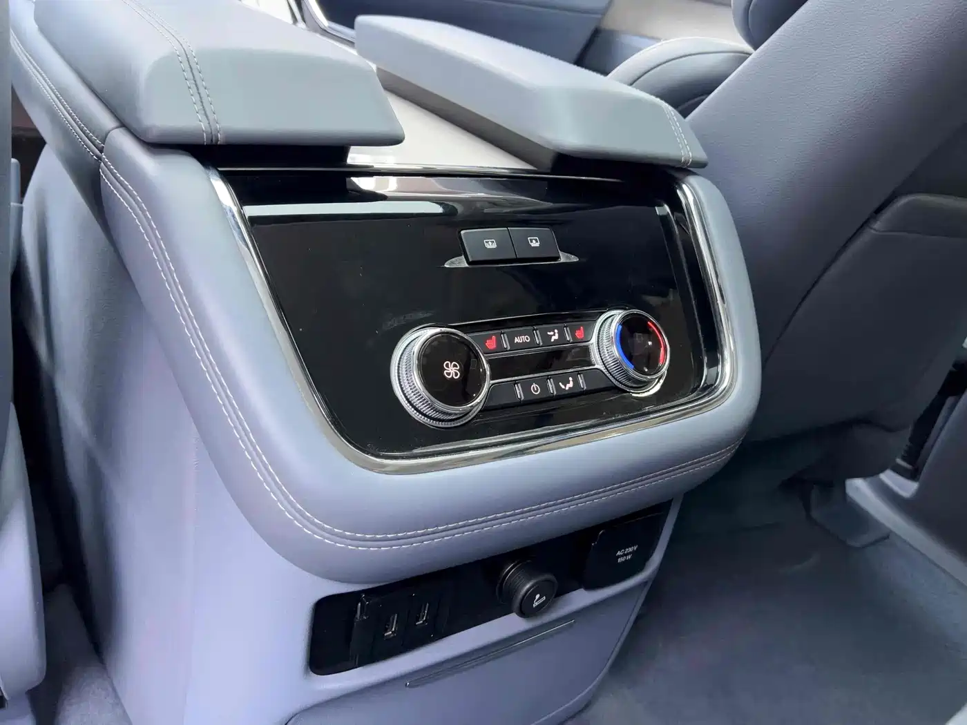 Photo 9 - Lincoln Navigator