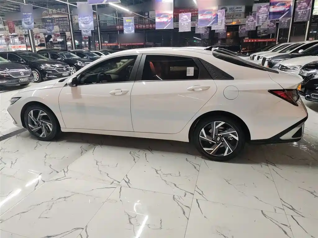 Hyundai Elantra 2023 Model 1.5L CVT LUX Premium Edition фото 4