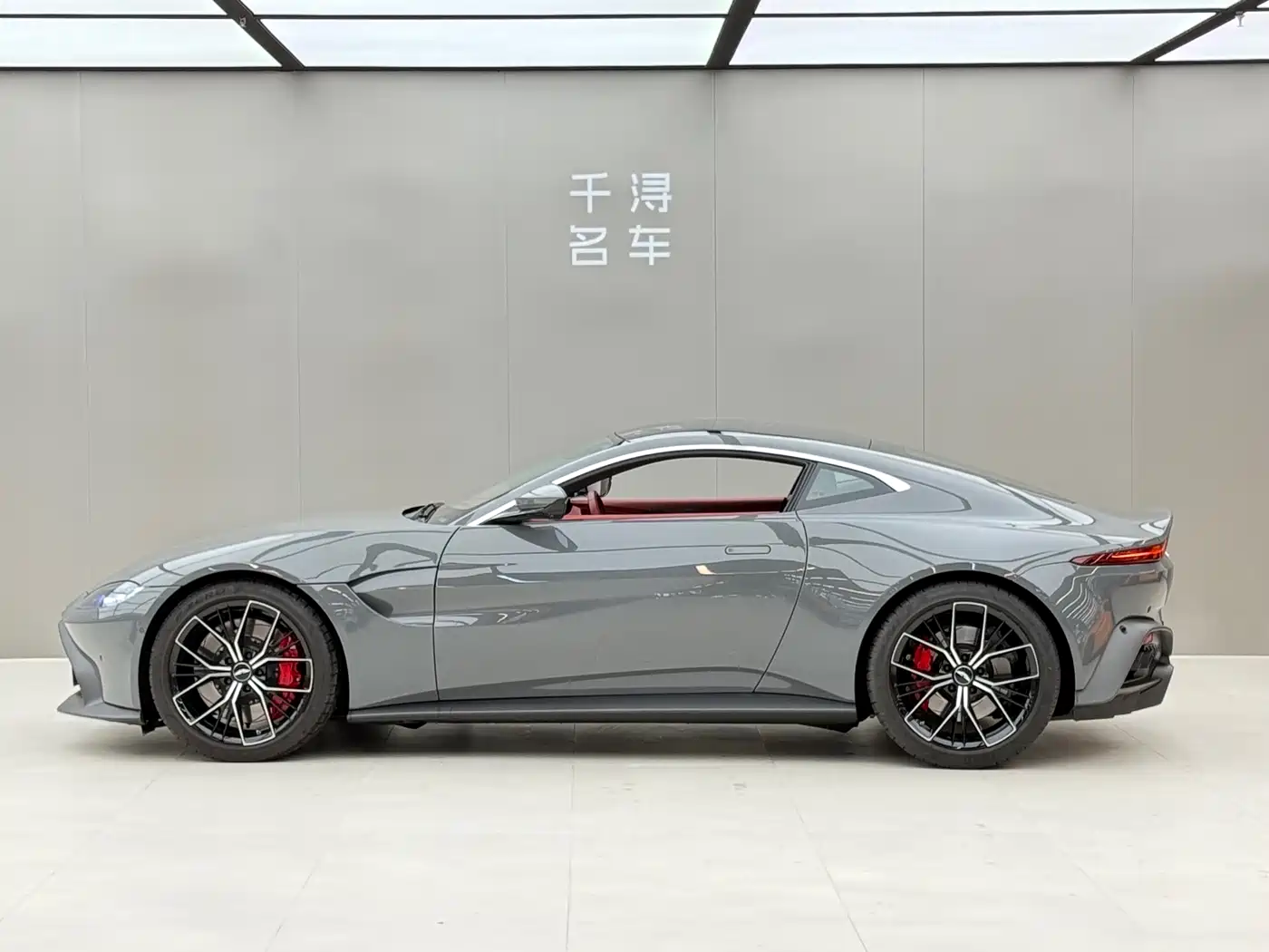 ASTON MARTIN V8 VANTAGE