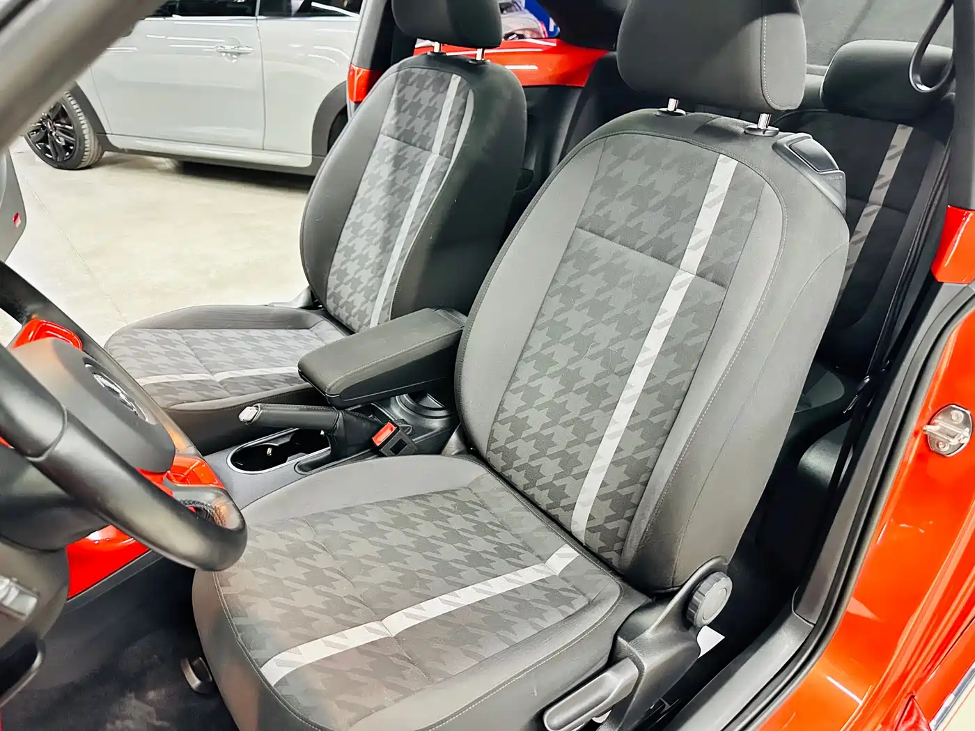 Volkswagen Beetle 2018 180TSI Trend Joy Edition фото 21